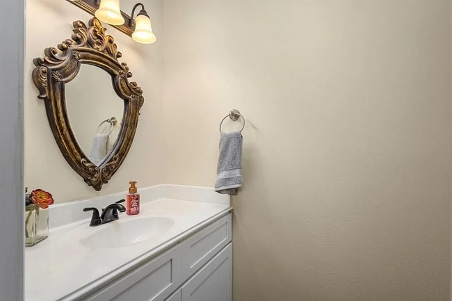 Building Photo - 2 Bedroom, 1.5 Bath Townhome – Modern Comf...