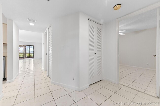 Building Photo - 7260 Kinghurst Dr