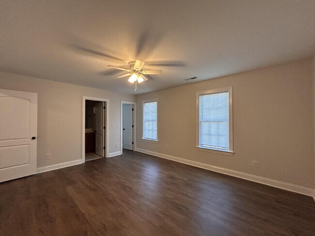 Building Photo - 208 S Pointe Dr