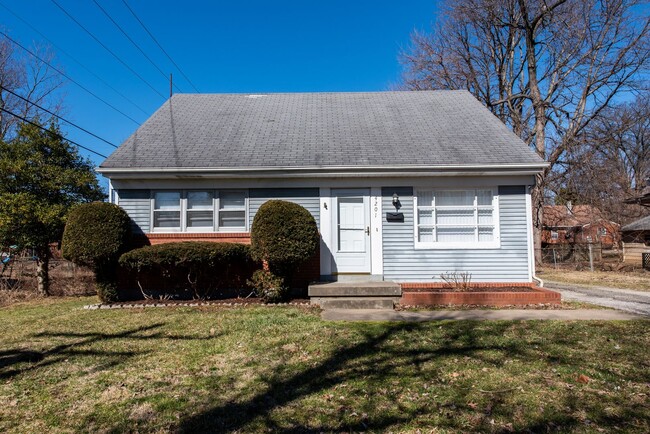 Primary Photo - 4 bed 1 bath home for rent
