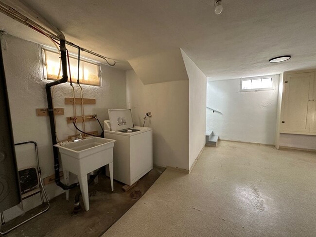 Building Photo - Wonderful 2+ Bedroom 1 Bath Shadle Area Home