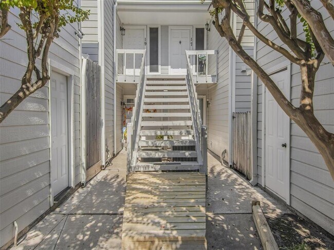 Building Photo - 19 Hideaway Dr