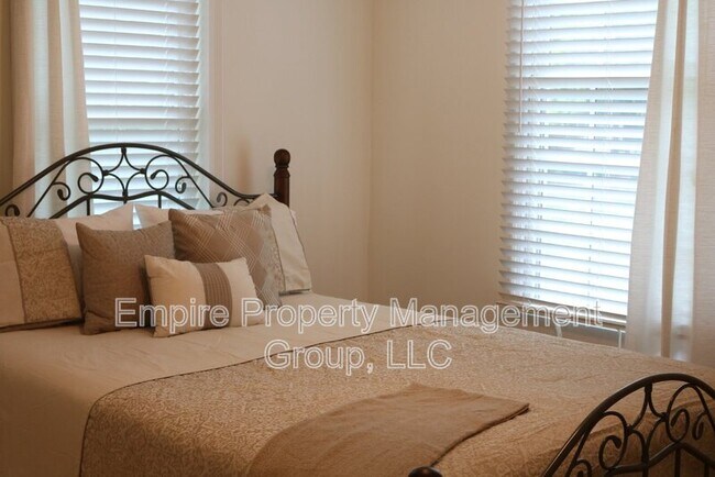 Building Photo - 2208 Kingswood Dr