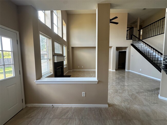 Building Photo - 10807 Oak Bayou Ln