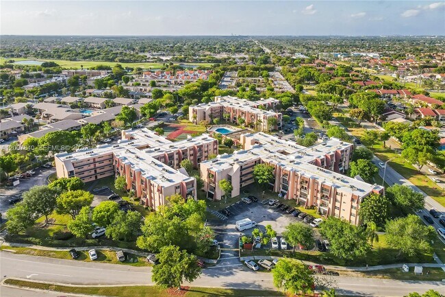 Building Photo - 13715 Kendale Lakes Cir