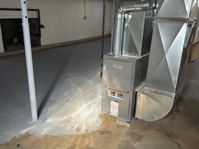 Building Photo - 3308 Harmont Ave NE