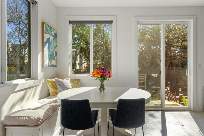 Building Photo - 402 El Paso St