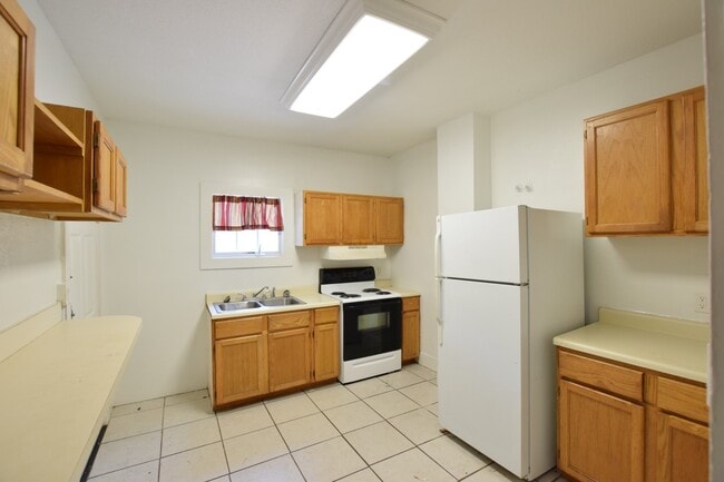 Building Photo - Charming 3 Bed 1.5 Bath Town Home for Rent...