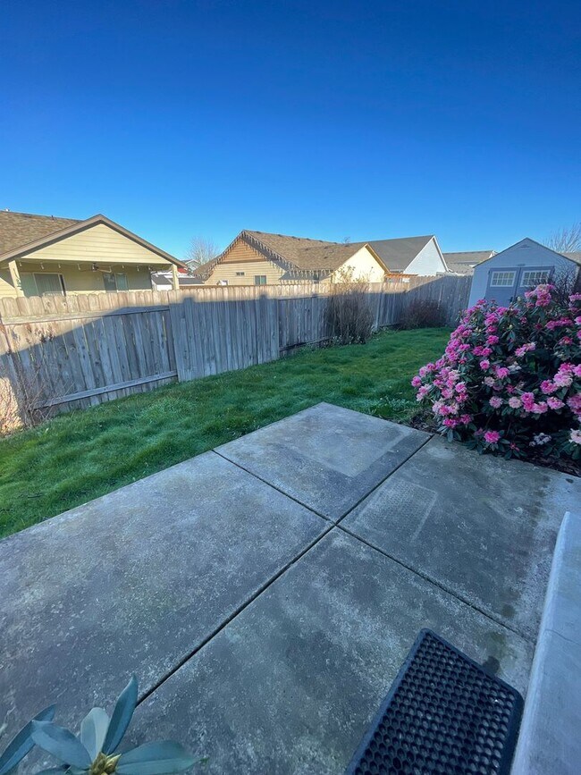 Building Photo - Dont miss out on this charming four bedroom home!