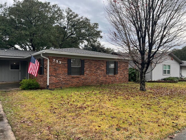 Building Photo - 723 Clark Dr