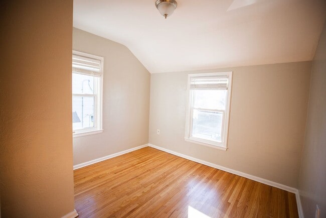 Building Photo - Beautiful, functional, and clean three bed...