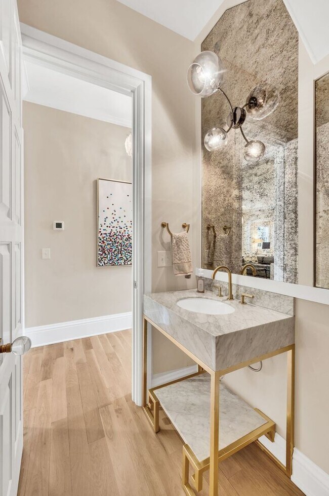 Building Photo - Franklin Gem Walking Distance to Downtown!