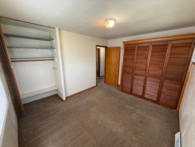 Building Photo - 3 Bedroom Single family with fenced in yard