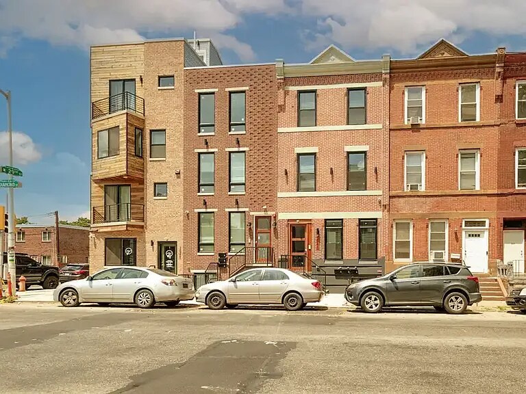 Building Photo - 2841 W Diamond St