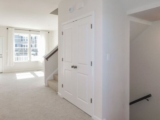 Building Photo - Pet Friendly 3 Story Inner Townhouse with ...