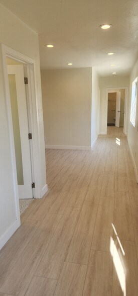 Building Photo - 950 N Kingsley Dr