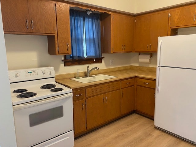 Kitchen photo 2 - 1222 Missouri Ave