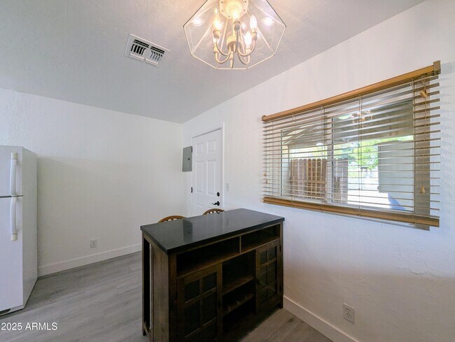 Building Photo - 2443 E Earll Dr