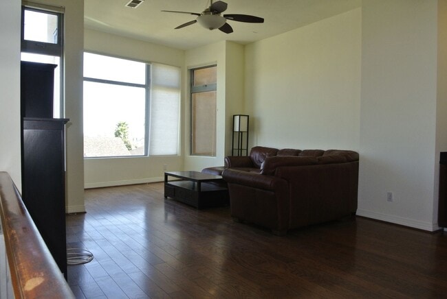 Building Photo - 3 Story town home with rooftop deck in Oce...