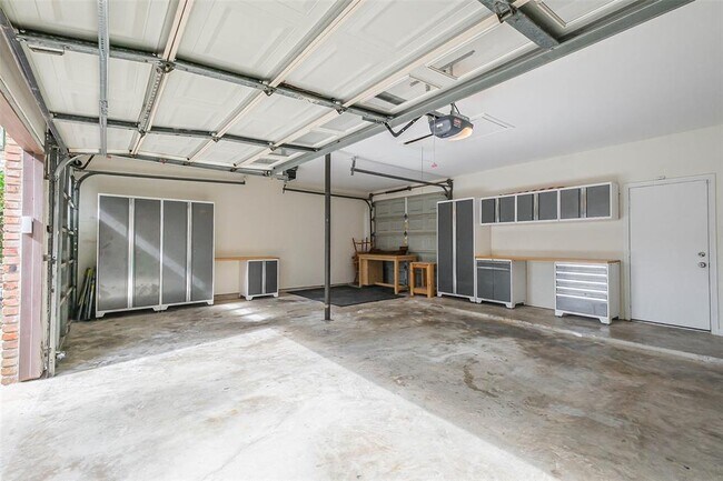 Building Photo - 1319 Hannington Dr