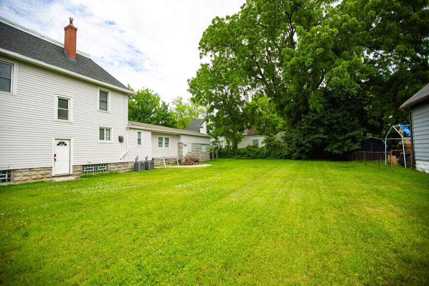 Large fenced in back yard - 150 Mount Read Blvd