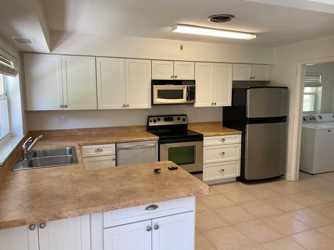 Building Photo - 956 Tulip Ln