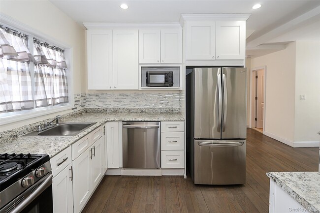 Building Photo - 987 Kings Pkwy