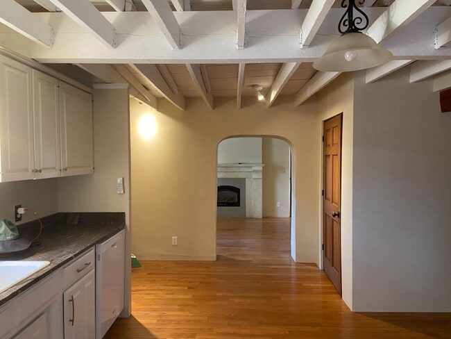 Building Photo - ABSOLUTELY DARLING 2 Bedroom  1 Bath DOWNT...