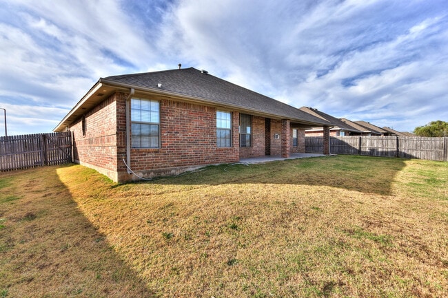 Building Photo - 500 Loyd Ln