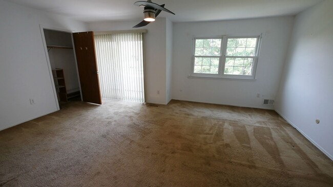 Building Photo - End Unit Townhouse with Full Basement 2BR ...