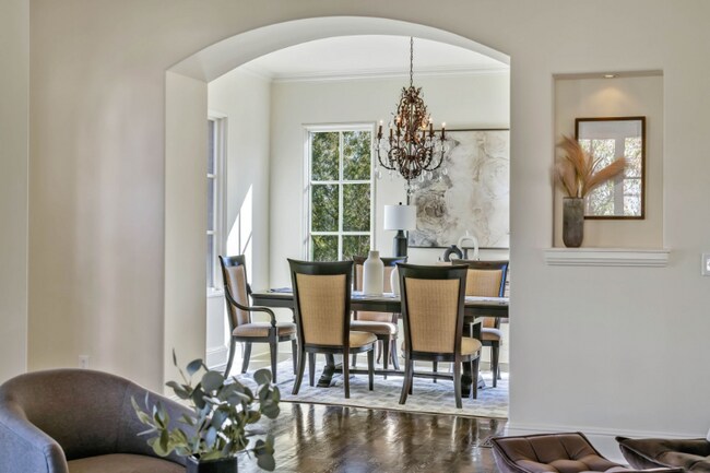 Building Photo - 1127 Glendale Ln