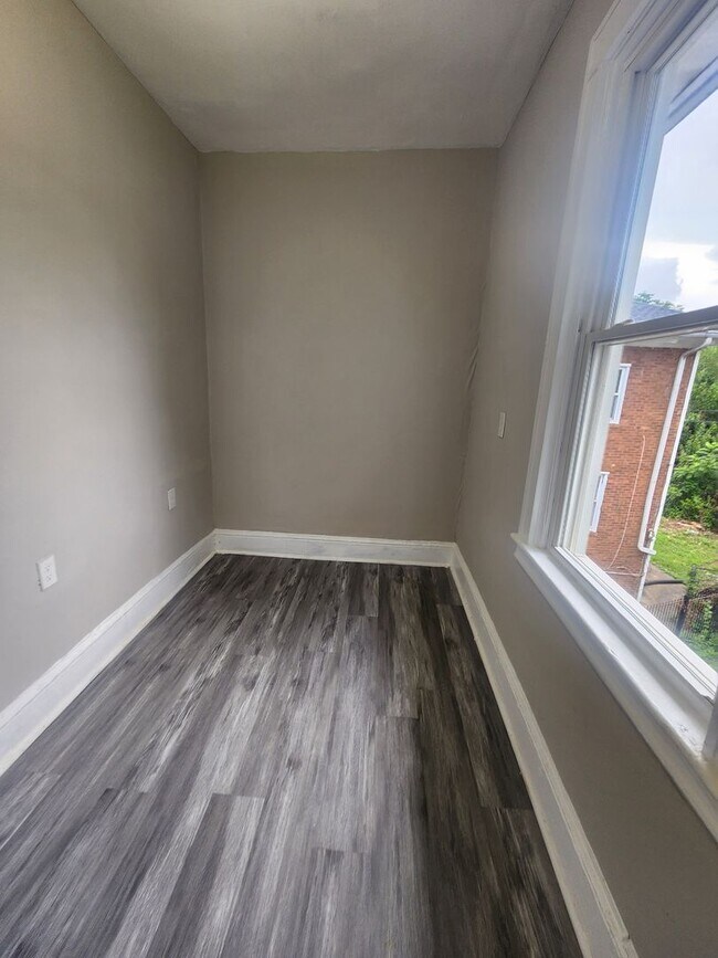Building Photo - Spacious 7 Bedroom in West Baltimore