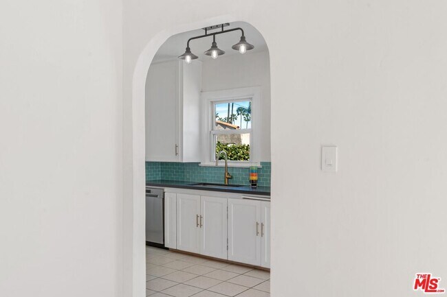 Building Photo - 5606 S Rimpau Blvd