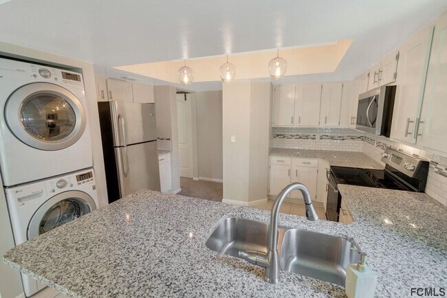 Building Photo - Stunning townhome on Palm Harbor Golf Course!