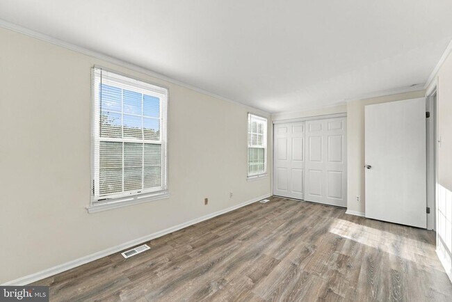 Building Photo - 8 Victoria Manor Ct