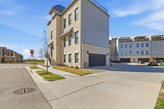 Building Photo - 905 Pullman St