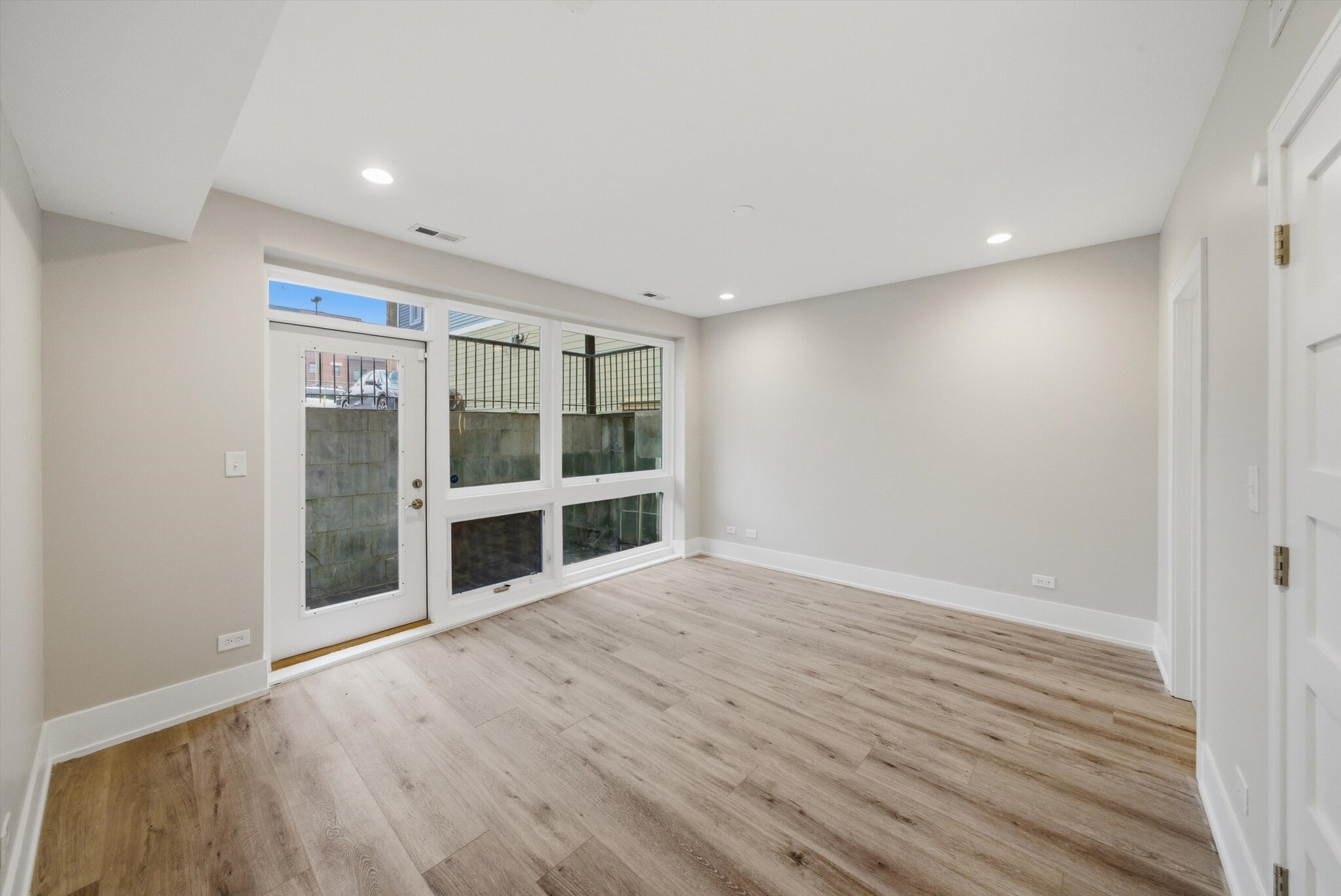 Building Photo - 308 W Evergreen Ave
