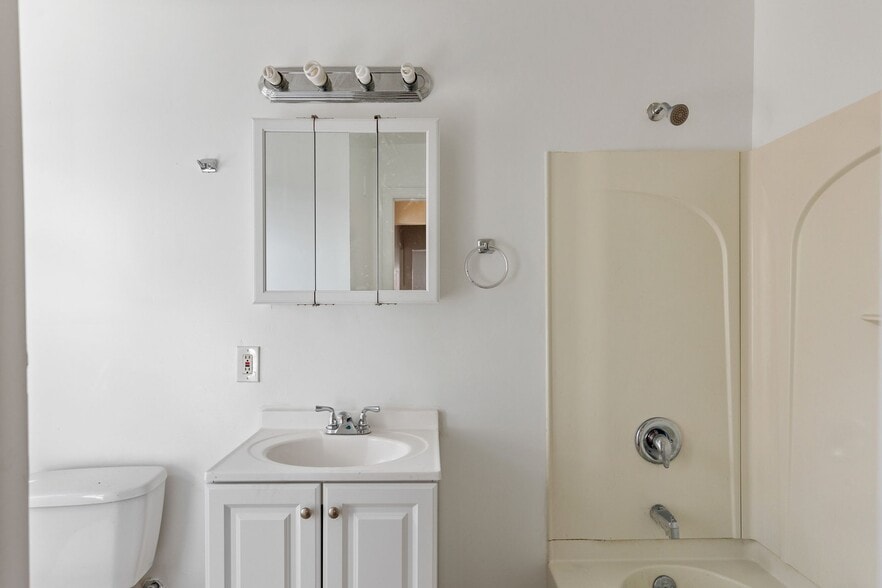 Building Photo - Larchmont Manor