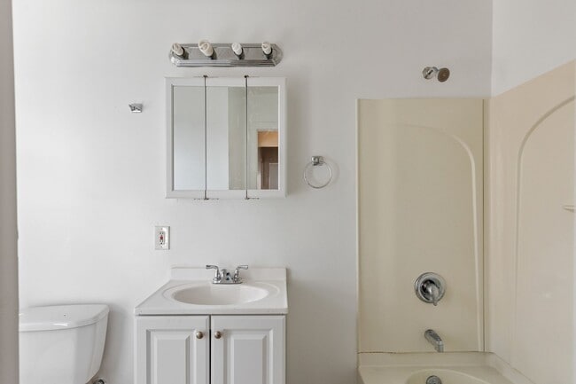 Building Photo - Larchmont Manor