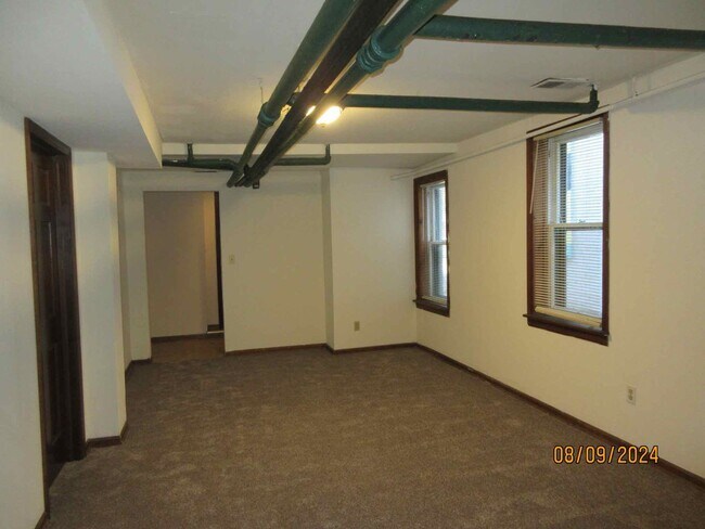 Building Photo - 819 E Center St