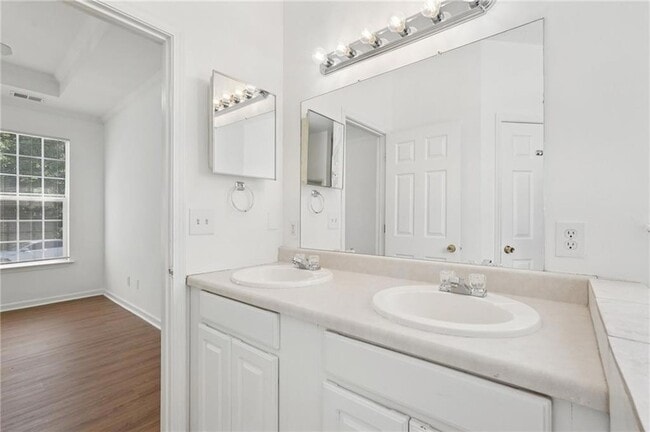 Building Photo - 2596 Bates St SE