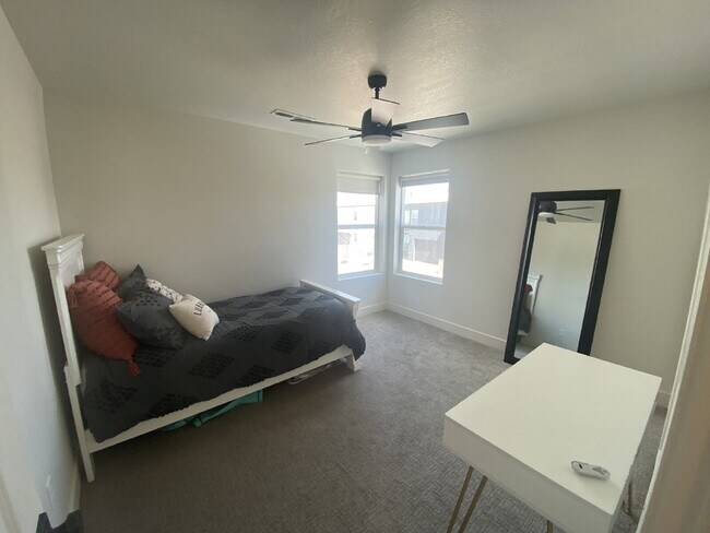 Building Photo - Breathtaking Desert Color 3 bed 2.5 bath townhome for rent!