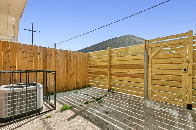 Building Photo - Section 8 Only | Renovated 2BR / 1.5BA | 1,020 Sq Ft Townhouse