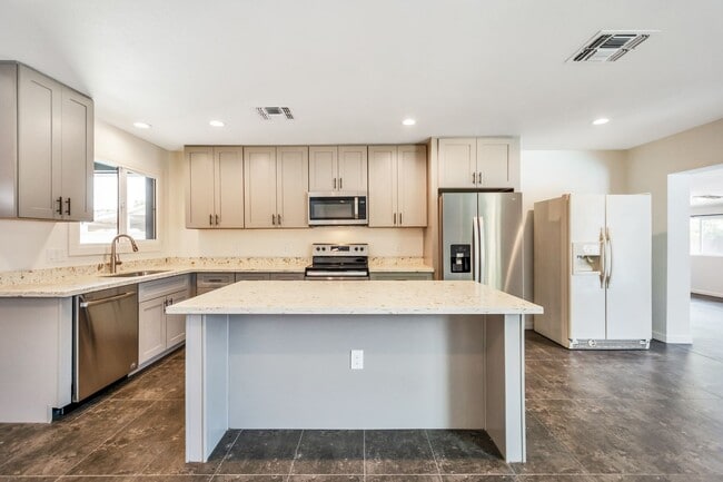 Building Photo - Spacious 6-Bedroom, 3.5-Bath Pool Home Near ASU Campus