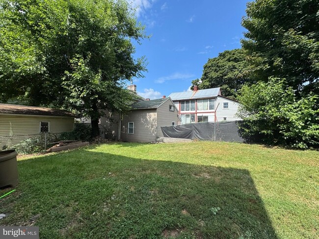 Building Photo - 206 Pear St