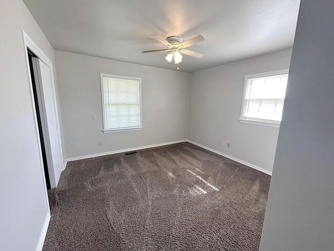 Building Photo - 3 Bed/1 1/2 Bath/1 Car with Carport