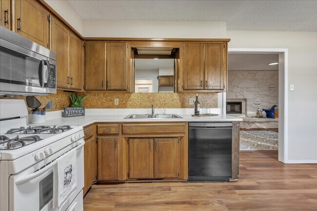 Building Photo - Lawn Care Included! 3 bed, 2 bath, 2 livings