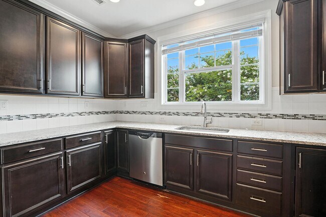 Building Photo - ABSOLUTELY GEORGOUS 2 STORY TOWNHOUSE IN CARY
