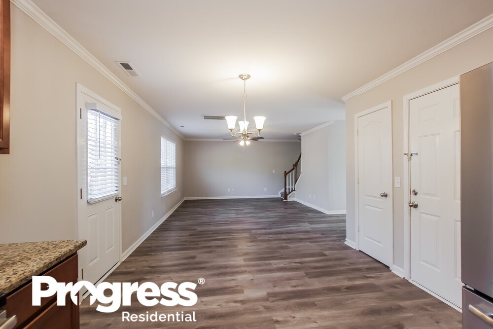 Building Photo - 740 Willow Creek Dr