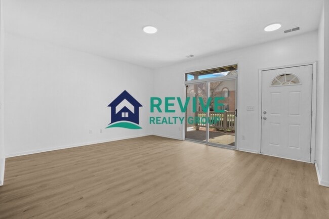 Building Photo - 15715 Parkway Ln